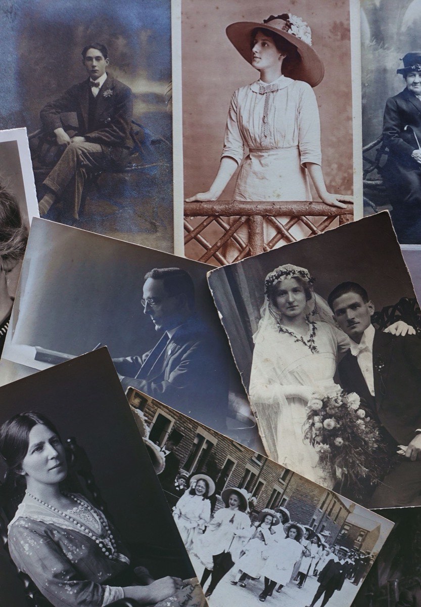 Россыпь старых фотографий начала XX века: студийные портреты мужчин и женщин, свадебный снимок, девочки в шляпках на параде